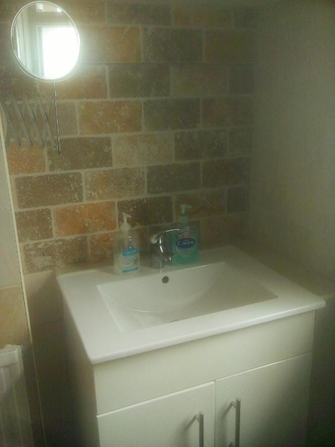 The Principality 2 Singles Bedroom Cardiff Bagian luar foto