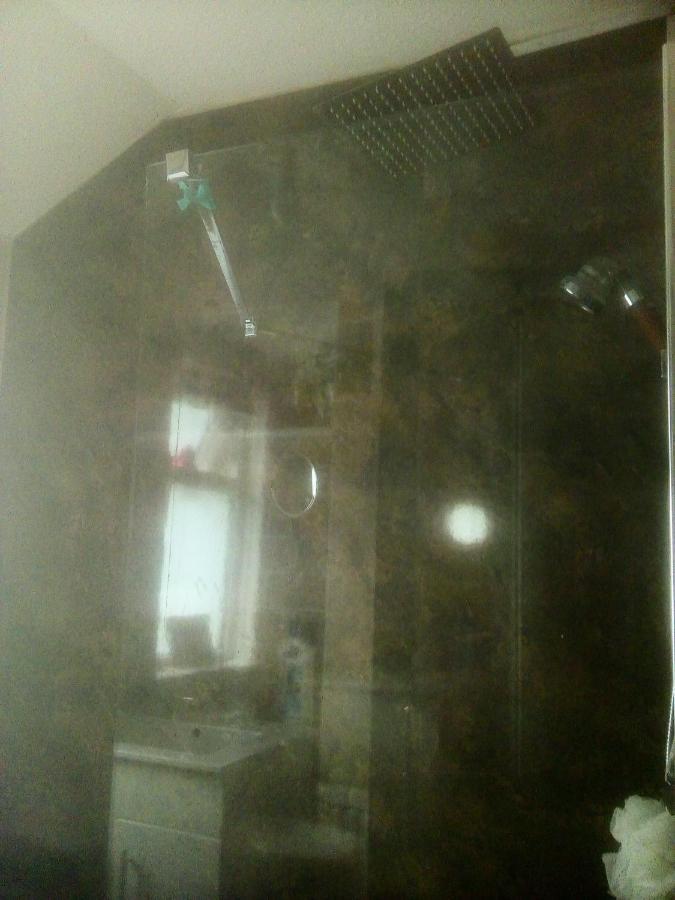 The Principality 2 Singles Bedroom Cardiff Bagian luar foto